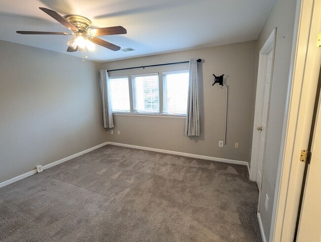 Building Photo - Beautifully maintained townhouse in Whittier available mid May!