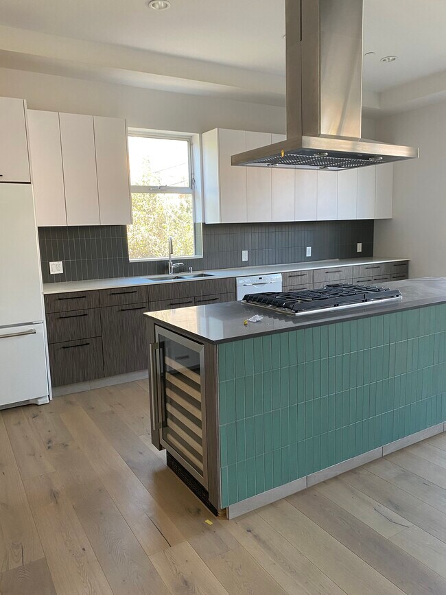 Building Photo - 1852 Stoner Ave