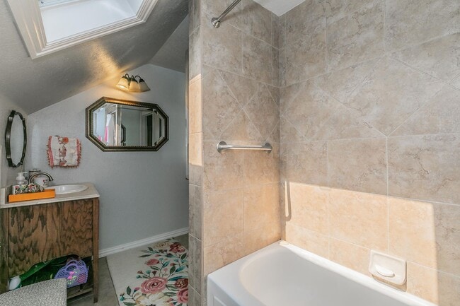 Building Photo - Charming Bungalow - Arlington Heights