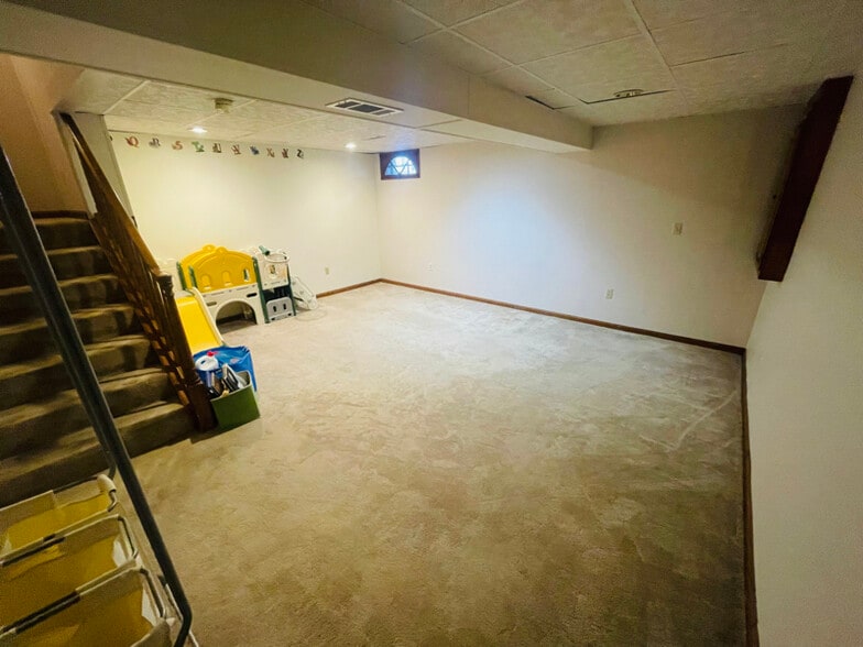 Building Photo - 19 Oak Ridge Dr