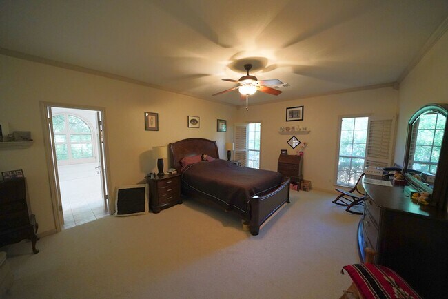Building Photo - Gorgeous Home in the Coveted Greenshire Subdivision - Realtor Commission: $400