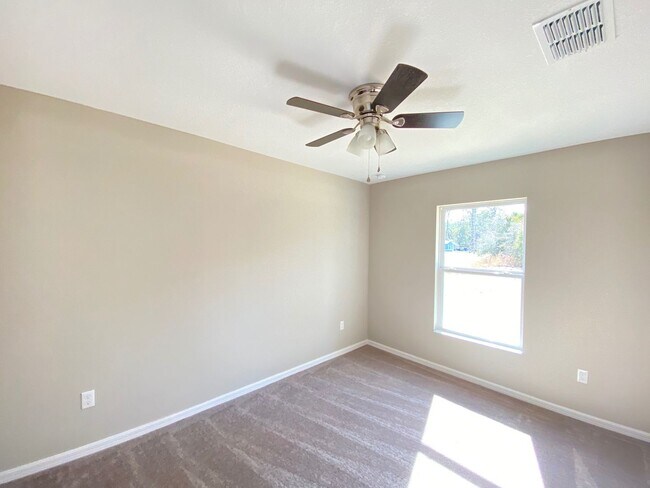 Building Photo - Custom Home - Desirable SW Ocala Neighborhood 3/2/2 **WON'T LAST**