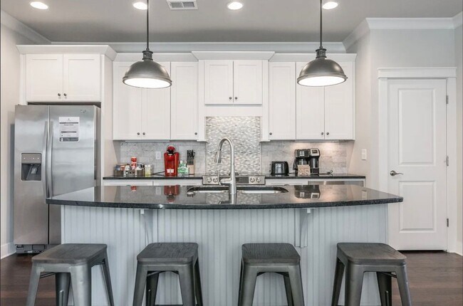 Building Photo - Belmont / Vanderbilt University Condo!!