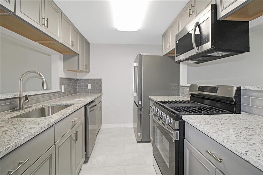 Building Photo - 204 Ivy Green Ln SE