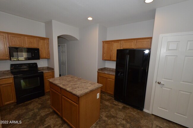 Building Photo - 4100 S Vineyard Ave