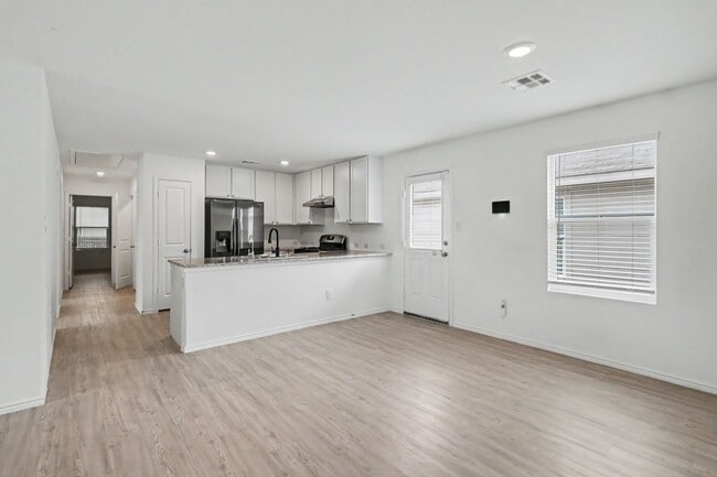 Building Photo - 3 Bed in The Silos | No Carpet + Appliances Included + Community Amenities!