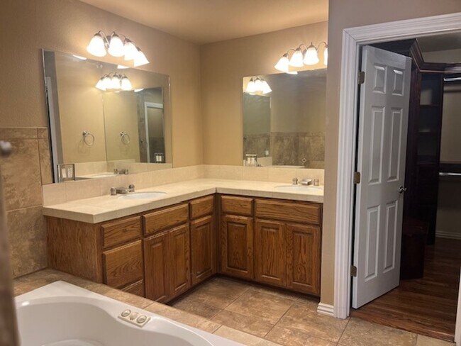 Building Photo - Bentonville 4 bedroom 3 car garage home ne...