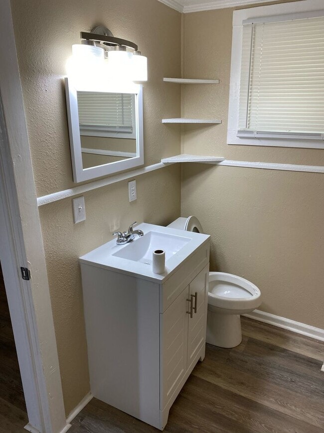 Building Photo - 4 Bed 1 Bath House