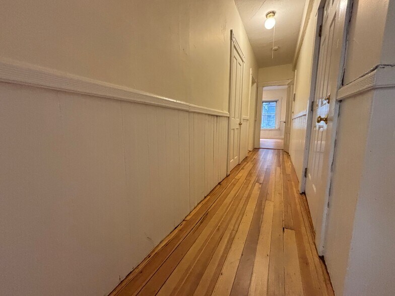 Building Photo - 53 Joy St