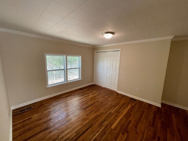 Building Photo - Newly remodeled 3 BDR / 1 BA - Huge Yard