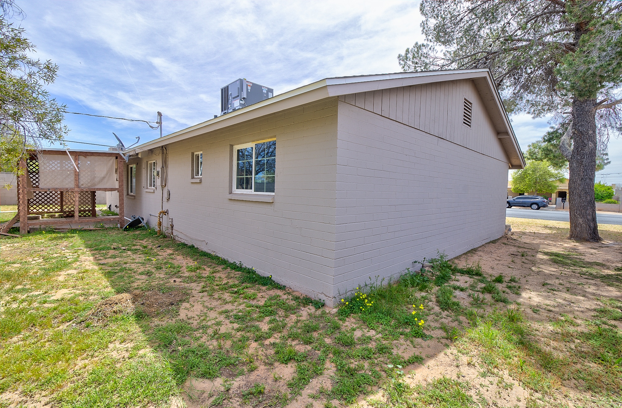 Building Photo - 334 W Harding Ave