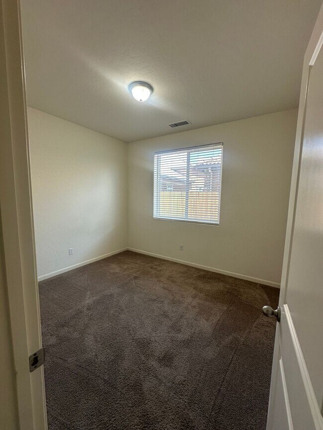 Building Photo - Nearly New 4 bedroom 2.5 bathroom