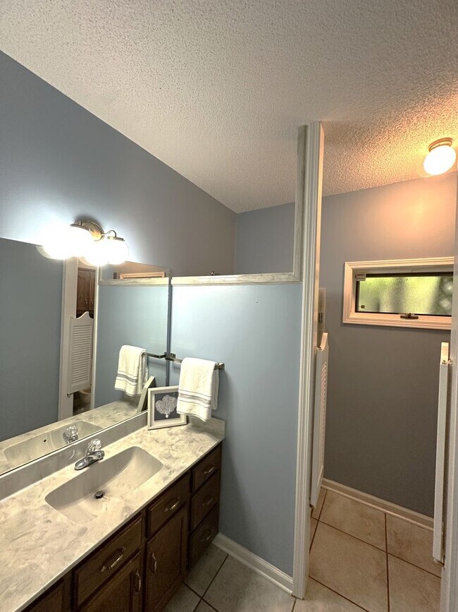 Building Photo - Gorgeous Home on the Lake in Lakeland!!