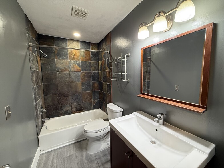 Building Photo - 5864 Red Cherry Ln