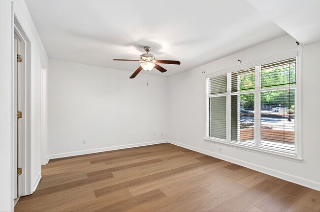 Building Photo - 1010 Nicholwood Dr