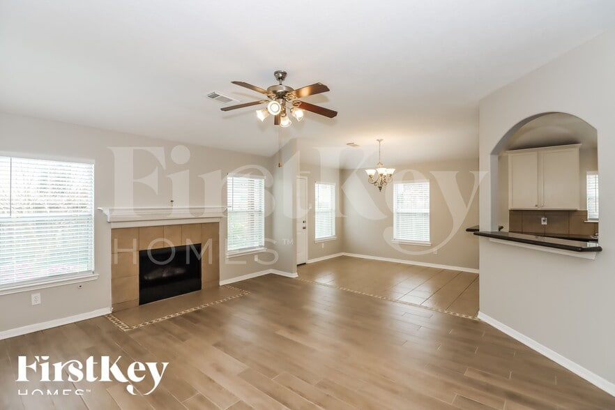 Building Photo - 2726 Lakecrest Way Dr