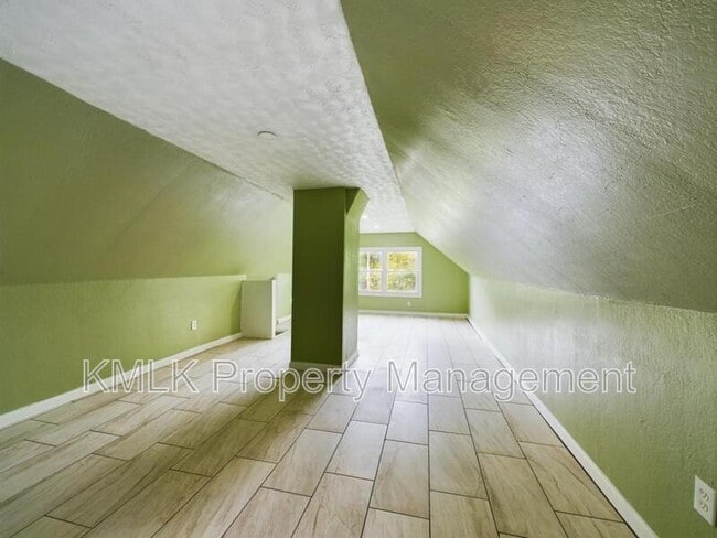 Building Photo - 187 W Long St