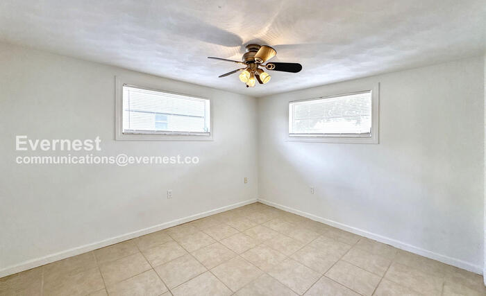 Building Photo - 5912 Della Dr