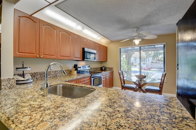 Building Photo - 5673 Fairway Park Dr