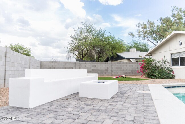 Building Photo - 2140 E Broadmor Dr