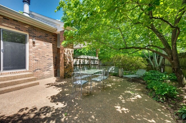 Building Photo - Awesome 3BE/2BA home in the heart of Green...