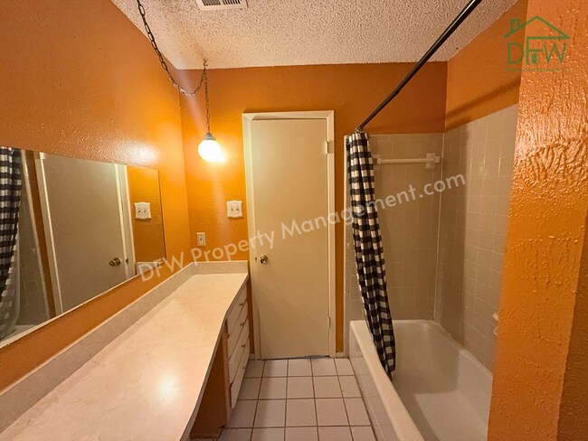 Building Photo - Spacious 3-Bedroom Home for Lease with Large Fenced Backyard in Quiet Benbrook Neighborhood