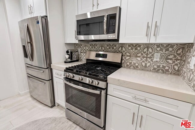 Building Photo - 838 S Barrington Ave