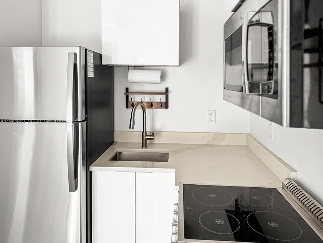 Building Photo - 551 NE 26th St