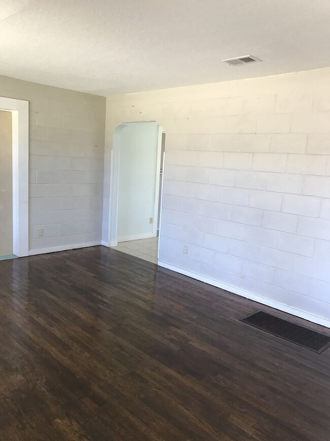 Building Photo - 3 Bedroom Home Minutes From Tech Campus!