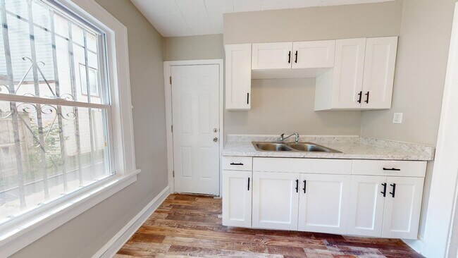 Building Photo - 3052 Sackett Ave