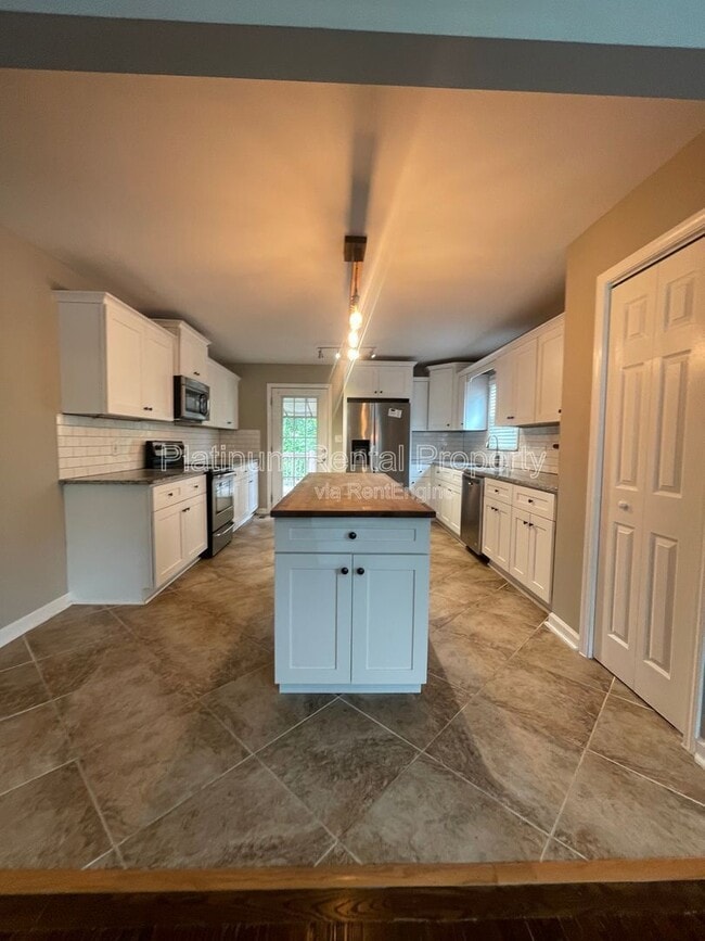 Building Photo - 2706 White Oak Dr
