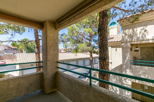 Building Photo - Updated 2-Bedroom Condo with Fireplace