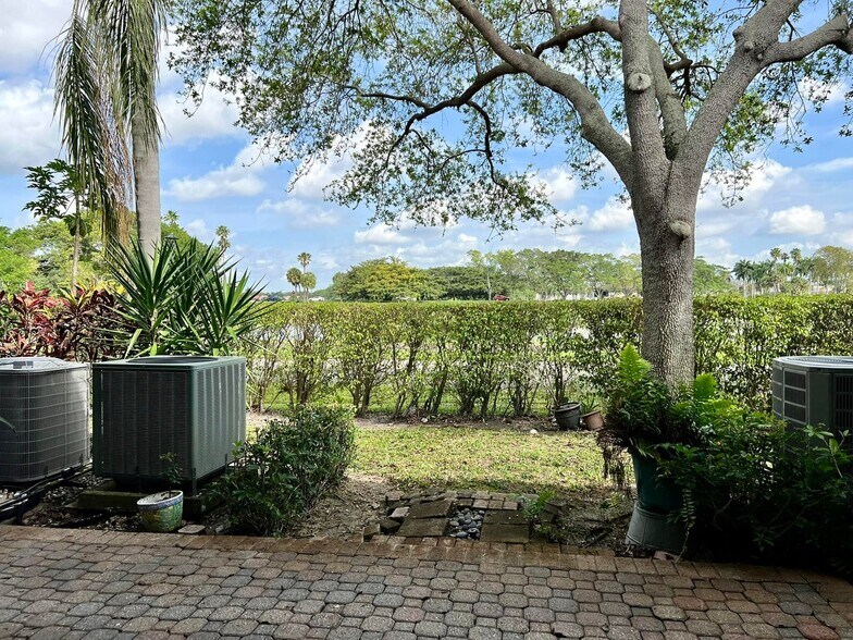 Building Photo - 10253 Via Hibiscus