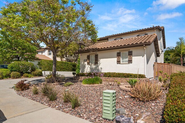 Building Photo - Gorgeous Eastlake Townhome!