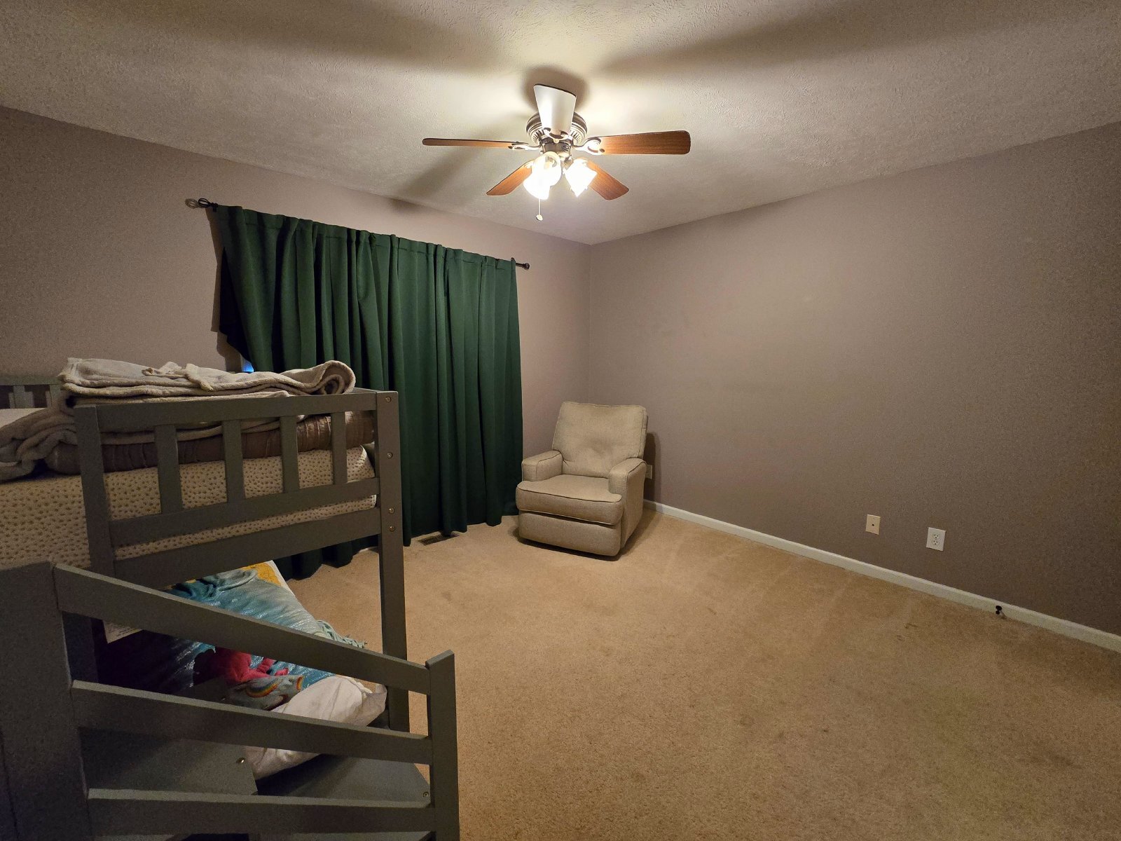 Building Photo - 594 Mountain View Dr