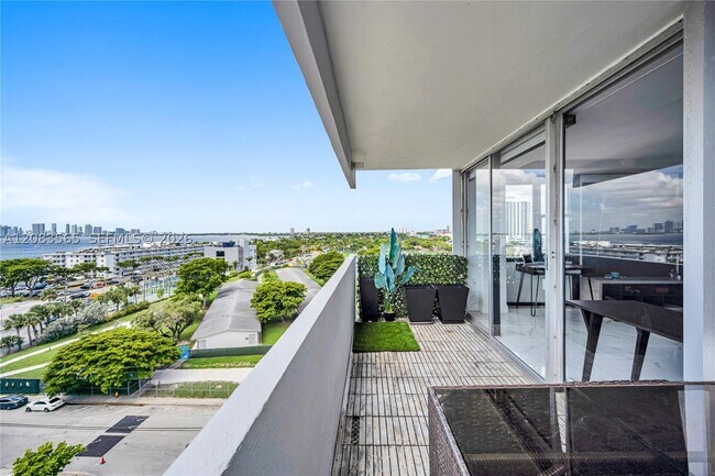 Building Photo - 7545 E Treasure Dr