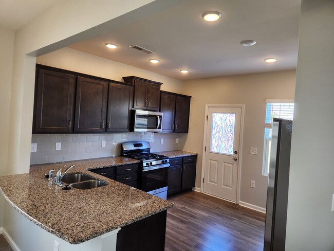 Building Photo - 4 Bedroom For rent