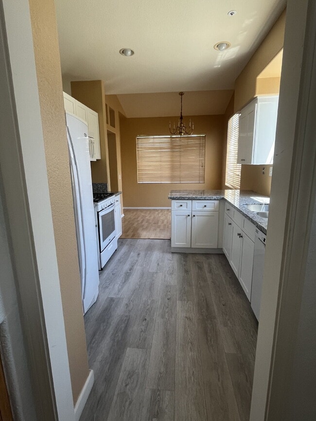 Building Photo - "Charming 3-Bed, 2.5-Bath Home in Oxnard –...