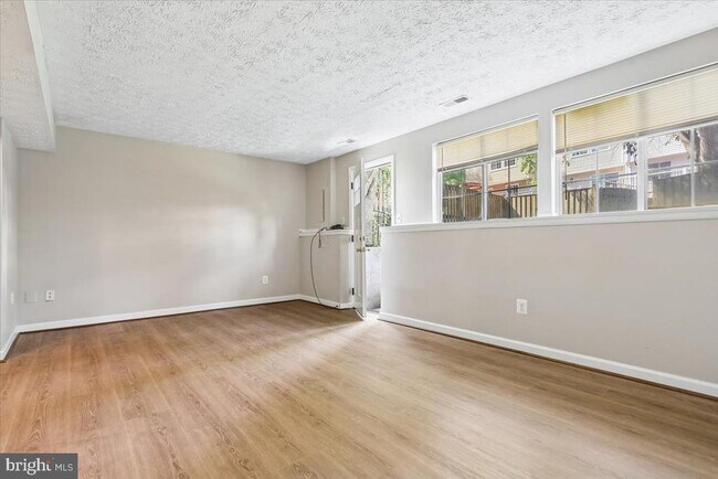Building Photo - 5913 Spruce Run Ct