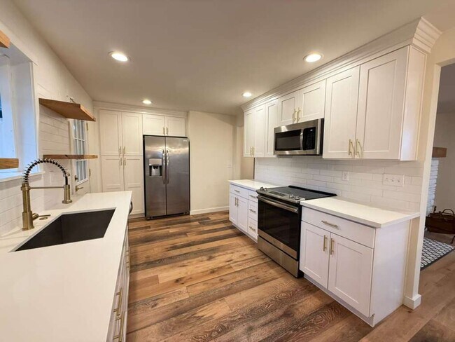 Building Photo - Stunning 4 Bed 3 Bathroom Home!