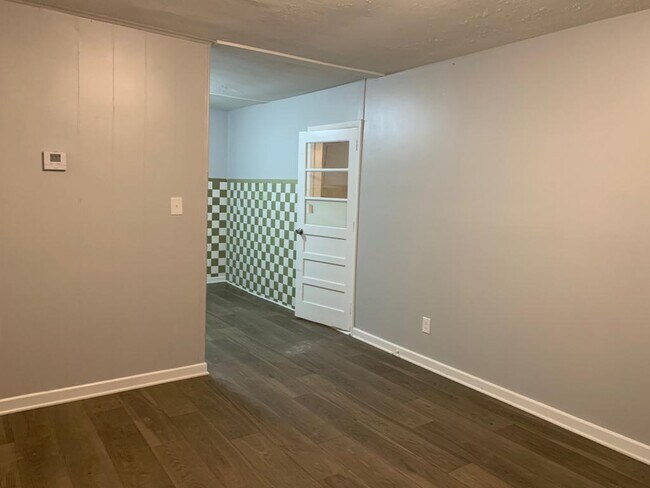 Building Photo - 324 Mays Ave