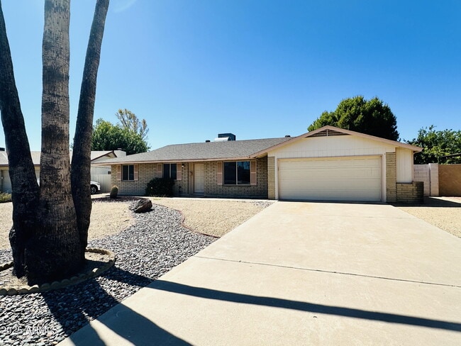 Building Photo - 3839 E Sunnyside Dr