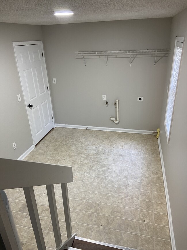 Building Photo - 145 Viking Dr