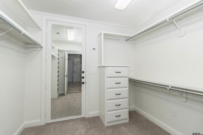 Building Photo - 2801 Wexford Dr