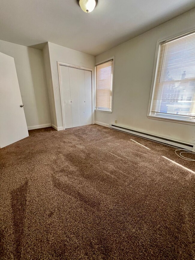 Building Photo - Stunning 2-Bedroom Apartment in Frankford!...