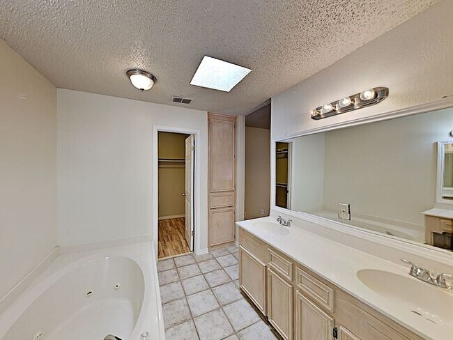 Building Photo - *No App Fee.*1 Month FREE Rent w/move in b...