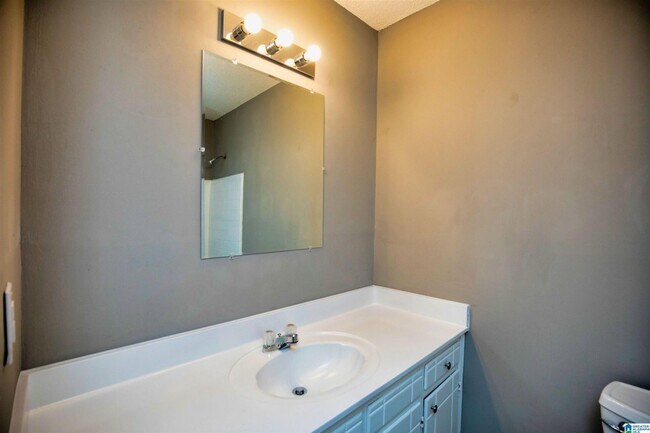 Building Photo - 3 Bedroom 1.5 Bath Home in Adamsville Area