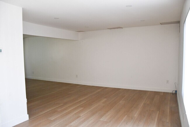 Building Photo - 994 Valencia St