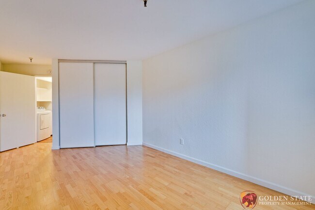 Building Photo - Beautiful Top Floor Condo in Prime Mountain View Location