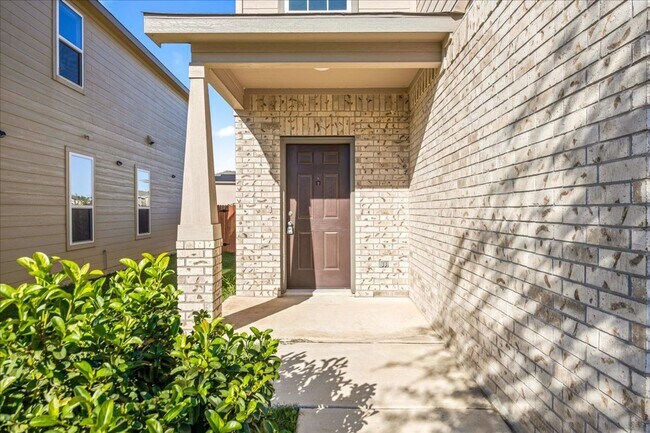 Building Photo - Light-Filled Home in Amenity-Rich Community with Pool & Park!